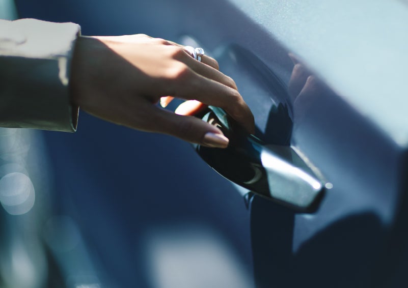 A hand gracefully grips the Light Touch Handle of a 2024 Lincoln Aviator® SUV to demonstrate its ease of use | Allan Vigil Lincoln, Inc. in Morrow GA
